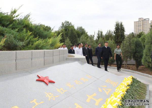 习近平向中国工农红军西路军革命先烈敬献花篮