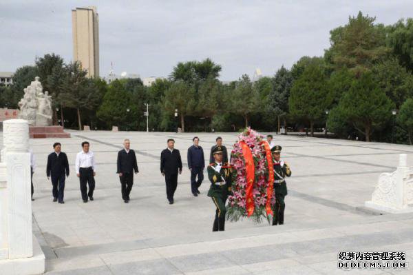 习近平向中国工农红军西路军革命先烈敬献花篮