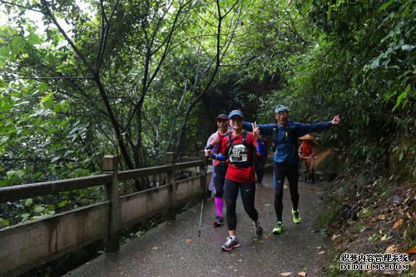 2017潇湘100~山国际越野赛激情开跑